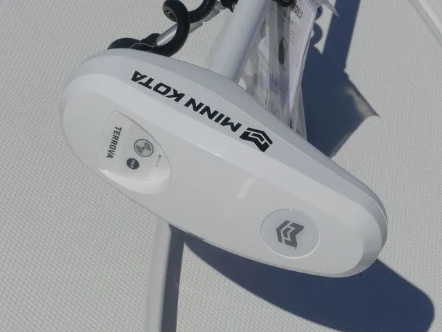 Slide: The Image of Robalo 266 Cayman SD 2026 - 15