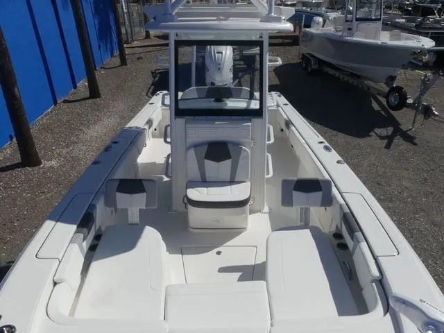 Slide: The Image of Robalo 266 Cayman SD 2026 - 16