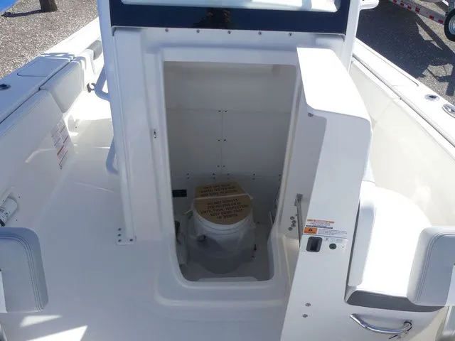 Slide: The Image of Robalo 266 Cayman SD 2026 - 18