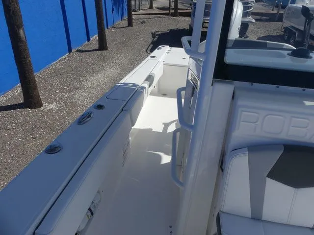Slide: The Image of Robalo 266 Cayman SD 2026 - 19