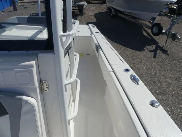 Slide: The Image of Robalo 266 Cayman SD 2026 - 20