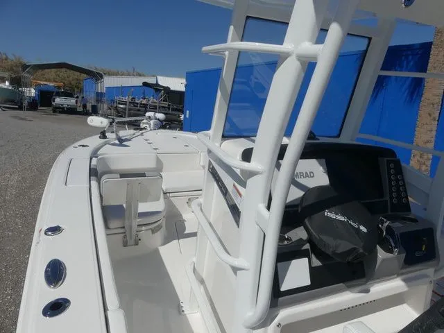 Slide: The Image of Robalo 266 Cayman SD 2026 - 21