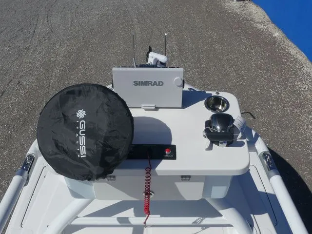 Slide: The Image of Robalo 266 Cayman SD 2026 - 22