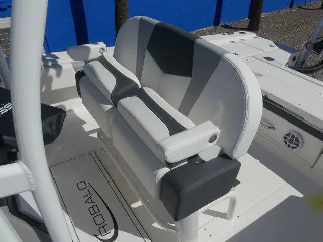 Slide: The Image of Robalo 266 Cayman SD 2026 - 24