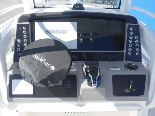 Slide: The Image of Robalo 266 Cayman SD 2026 - 25