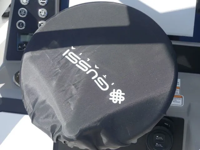 Slide: The Image of Robalo 266 Cayman SD 2026 - 29