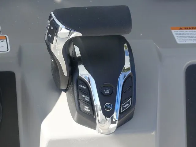 Slide: The Image of Robalo 266 Cayman SD 2026 - 30