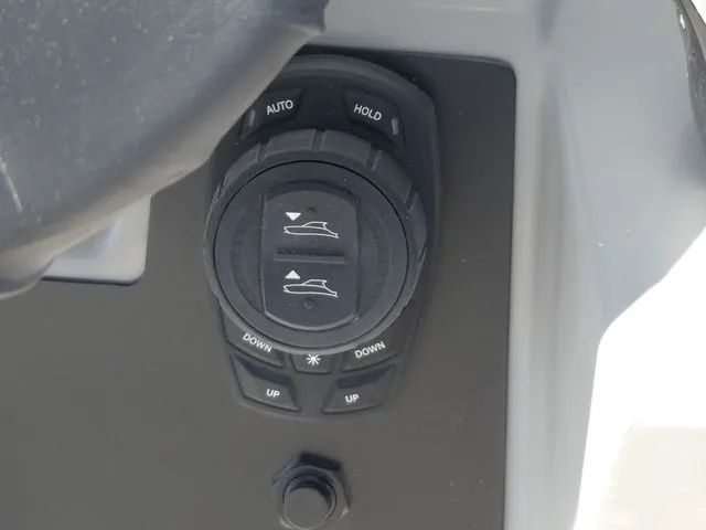 Slide: The Image of Robalo 266 Cayman SD 2026 - 31