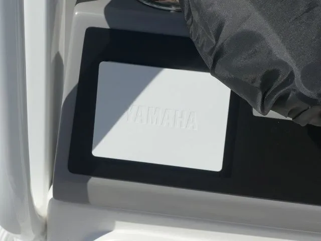 Slide: The Image of Robalo 266 Cayman SD 2026 - 32