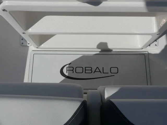 Slide: The Image of Robalo 266 Cayman SD 2026 - 33