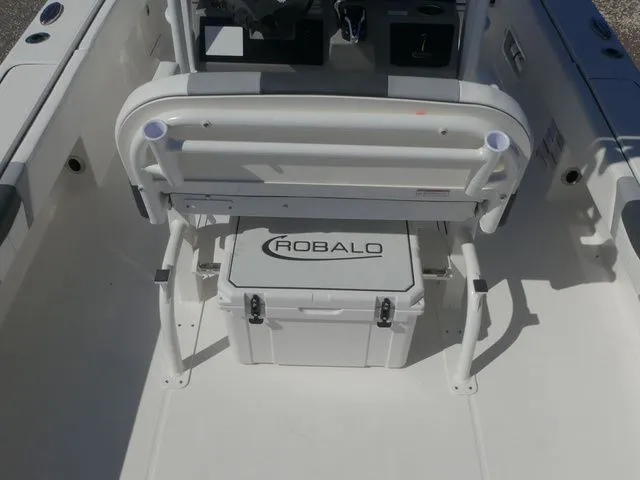 Slide: The Image of Robalo 266 Cayman SD 2026 - 36