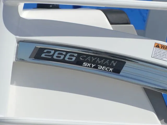 Slide: The Image of Robalo 266 Cayman SD 2026 - 9