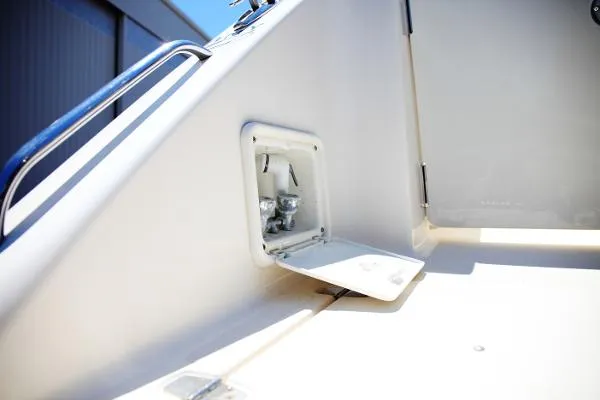 Slide: The Image of Pursuit 375 Offshore 2010 - 6