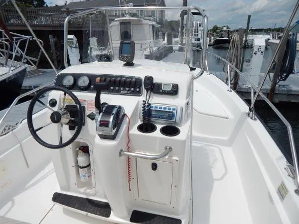 Slide: The Image of Boston Whaler Dauntless 220 2003 - 2