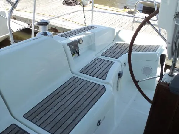 Slide: The Image of Beneteau 373 2005 - 6