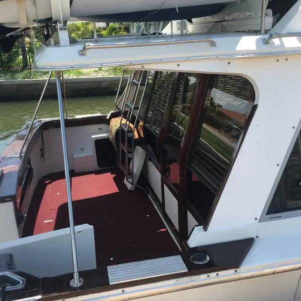 Slide: The Image of Bayliner 4588 Pilot House Motor Yacht 1986 - 3