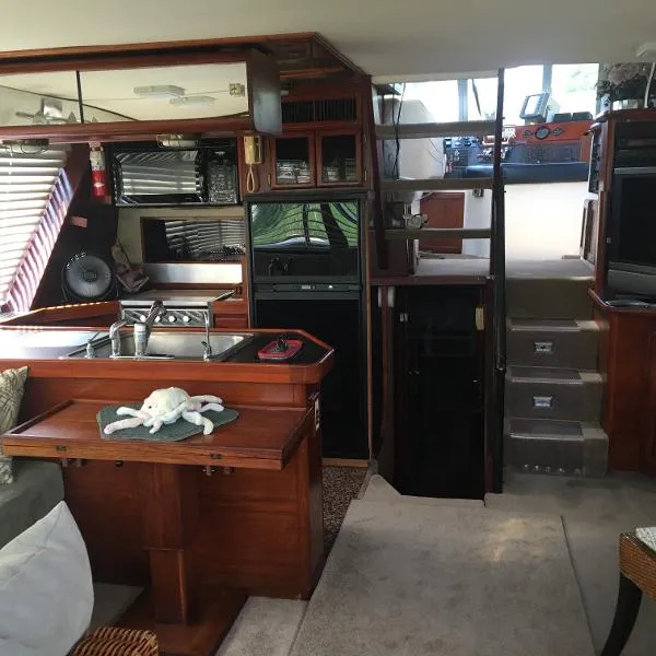 Slide: The Image of Bayliner 4588 Pilot House Motor Yacht 1986 - 5