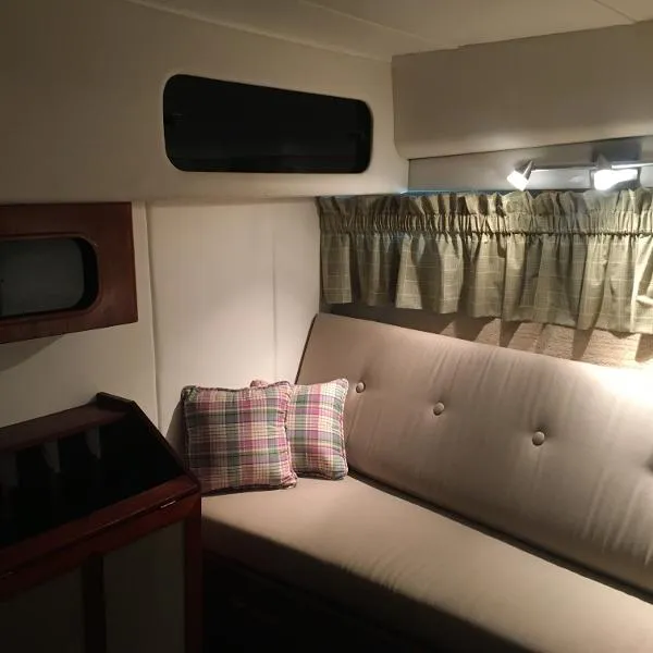Slide: The Image of Bayliner 4588 Pilot House Motor Yacht 1986 - 7