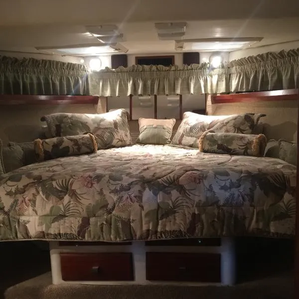 Slide: The Image of Bayliner 4588 Pilot House Motor Yacht 1986 - 8