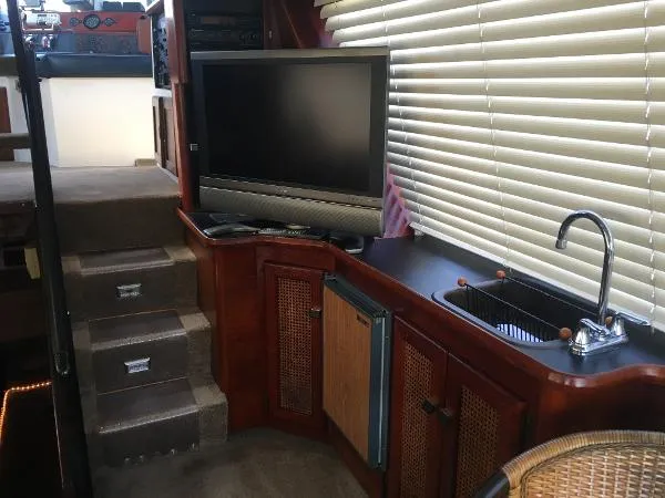 Slide: The Image of Bayliner 4588 Pilot House Motor Yacht 1986 - 9