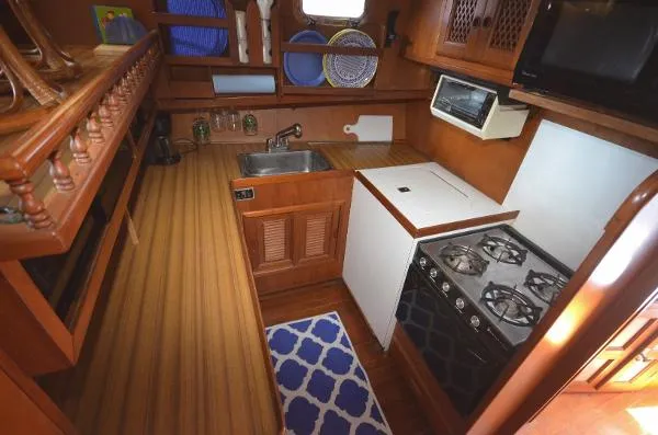 Slide: The Image of Marine Trader Sundeck 1985 - 9
