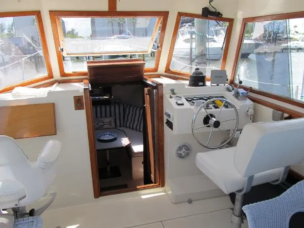 Slide: The Image of Albin 34 Motor Yacht 1986 - 2