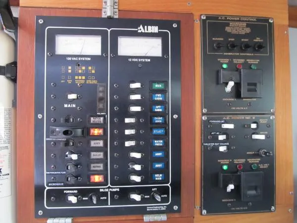 Slide: The Image of Albin 34 Motor Yacht 1986 - 7