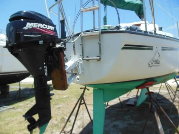 Slide: The Image of Hunter 25 Sloop 1980 - 2