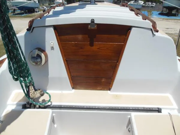 Slide: The Image of Hunter 25 Sloop 1980 - 8