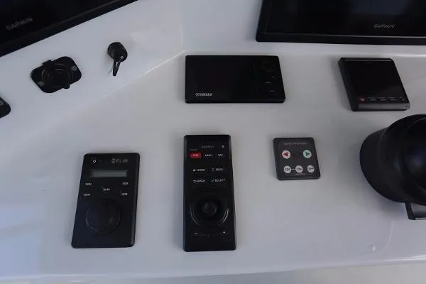 Slide: The Image of Yellowfin Center Console 2015 - 6