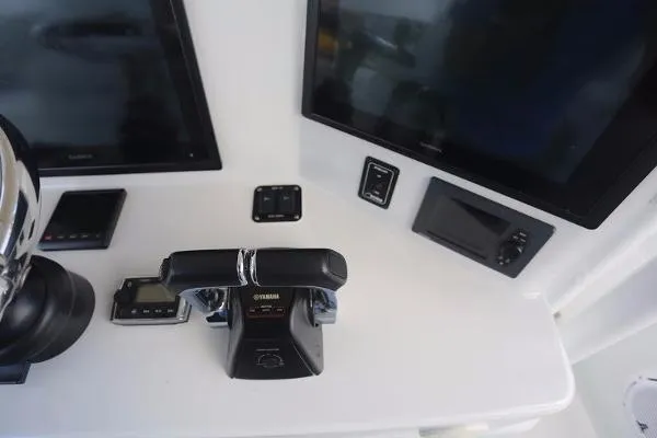 Slide: The Image of Yellowfin Center Console 2015 - 7