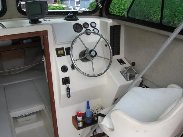 Slide: The Image of Parker Marine 2520 Deep Vee Sport Cabin 1999 - 11