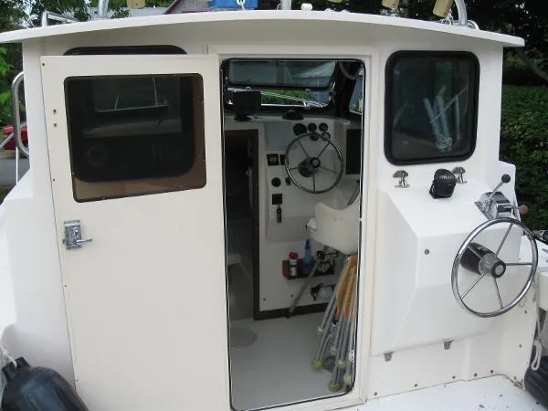 Slide: The Image of Parker Marine 2520 Deep Vee Sport Cabin 1999 - 6