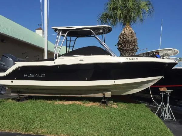 Slide: The Image of Robalo R247 Dual Console 2012 - 0