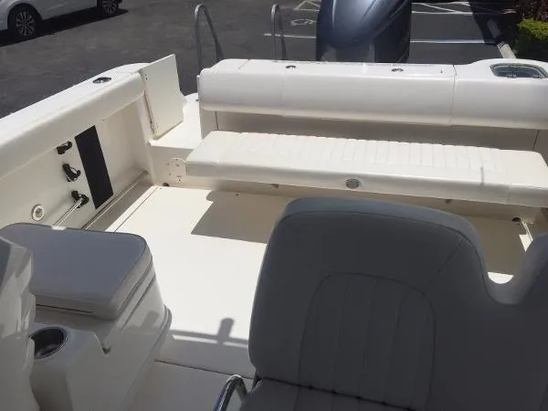Slide: The Image of Robalo R247 Dual Console 2012 - 9