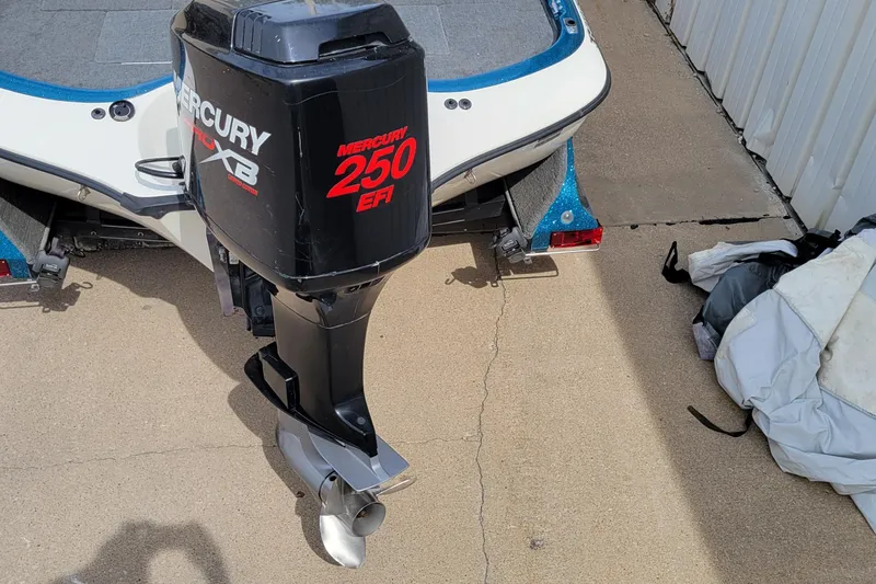 Slide: The Image of 2000 Ranger 522DVX Comanche boat with Mercury 250 EFI outboard motor. - 11