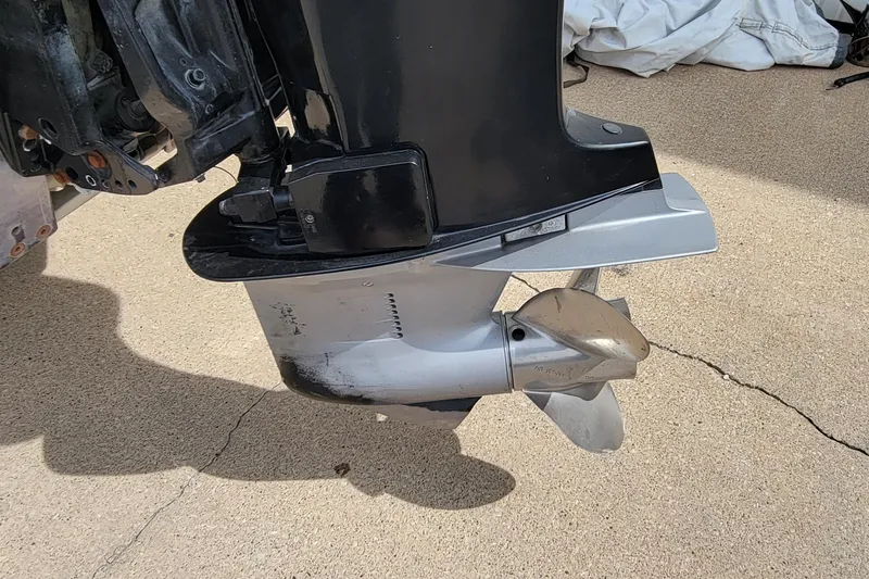 Slide: The Image of Propeller of a 2000 Ranger 522DVX Comanche boat on concrete surface. - 17