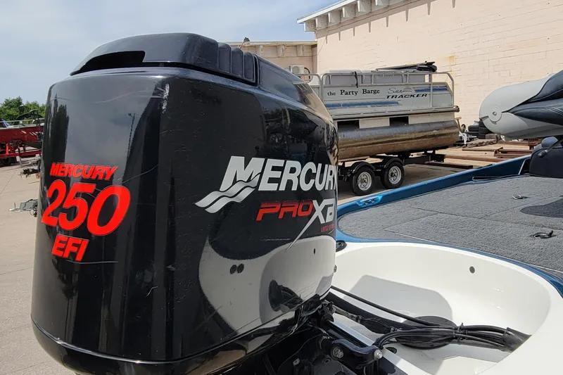 Slide: The Image of Mercury 250 EFI engine on 2000 Ranger 522DVX Comanche boat, with pontoon in background. - 18
