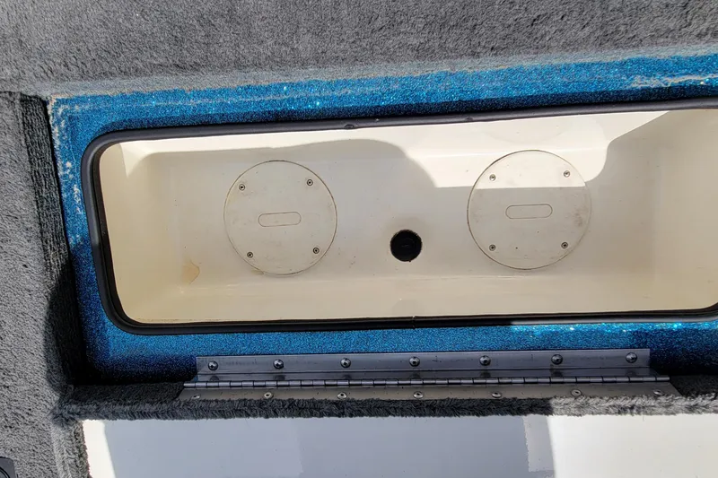 Slide: The Image of Livewell compartment of a 2000 Ranger 522DVX Comanche boat, featuring dual access lids. - 28