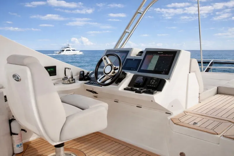 Slide: The Image of Sea Ray L650 Fly 2018 - 17