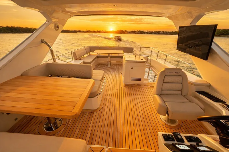 Slide: The Image of Sea Ray L650 Fly 2018 - 23