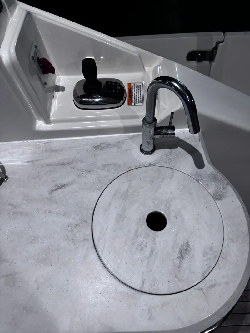 Slide: The Image of Sea Ray L650 Fly 2018 - 27