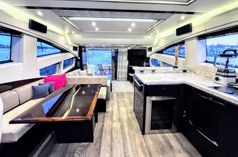 Slide: The Image of Sea Ray L650 Fly 2018 - 29