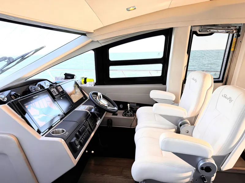 Slide: The Image of Sea Ray L650 Fly 2018 - 37