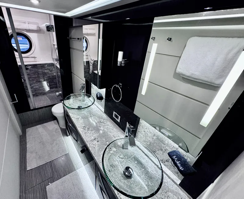 Slide: The Image of Sea Ray L650 Fly 2018 - 44