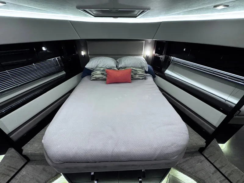 Slide: The Image of Sea Ray L650 Fly 2018 - 47