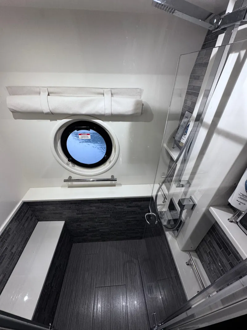 Slide: The Image of Sea Ray L650 Fly 2018 - 48