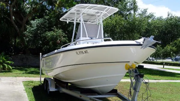 Slide: The Image of Boston Whaler 21 Outrage 2005 - 3