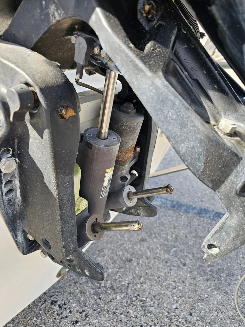 Slide: The Image of Close-up of 2006 Sea Fox 195 Bay Fisher boat mechanism. - 22