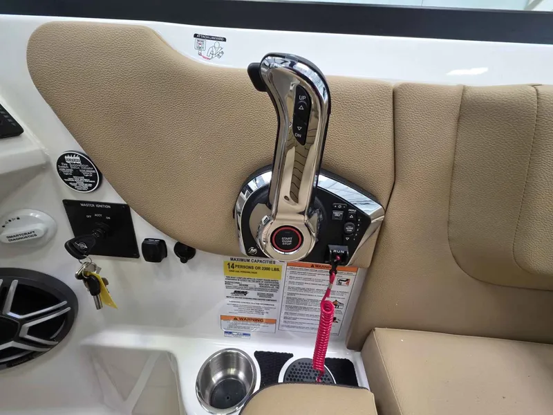 Slide: The Image of Sea Ray 250SDX 2026 - 12